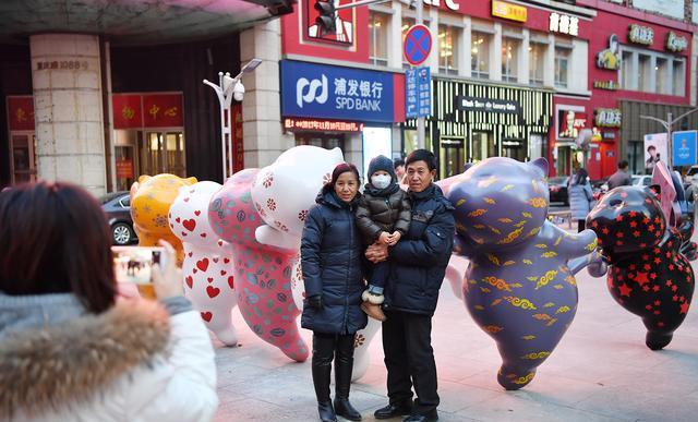 重庆路来了六只彩色“活力猫”城市街边雕塑 边逛街边赏艺术