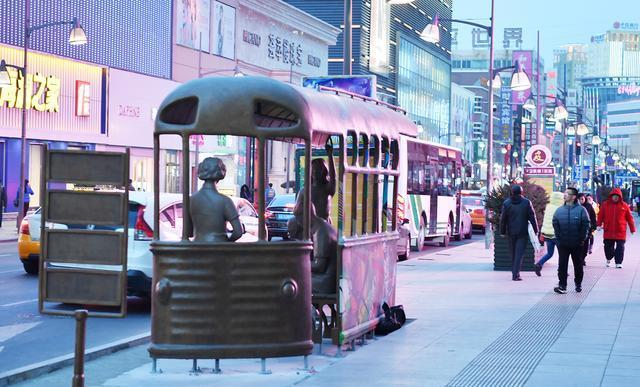 重庆路来了六只彩色“活力猫”城市街边雕塑 边逛街边赏艺术