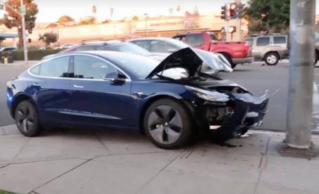 全球首撞？特斯拉model3 撞路灯杆近乎报废！