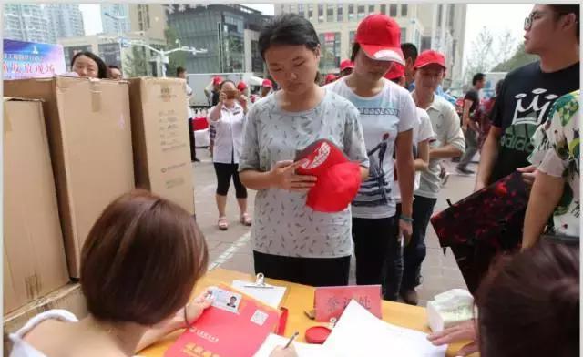 华丰箱包市场举行为大学生赠送拉杆箱仪式