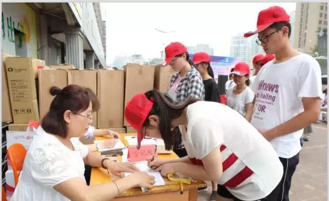 华丰箱包市场举行为大学生赠送拉杆箱仪式