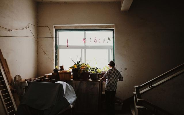 实拍：中国六十年代的老房子，看看里面都有什么“老古董”