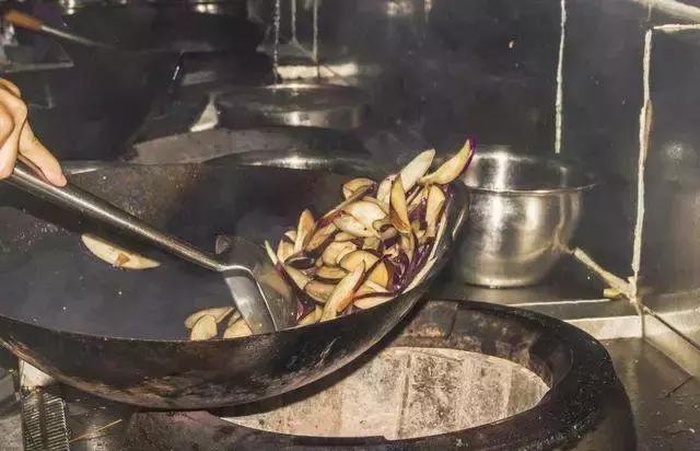 行业秘密：为什么厨师用勺子炒菜，而不是用锅铲子？