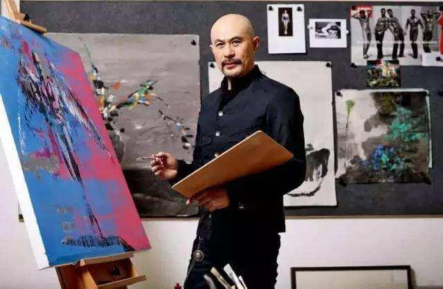 站到迈克尔杰克逊旁边伴舞的是演员徐锦江？