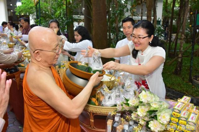 今天泰国万佛节，中、印等八国外交官员布施做功德