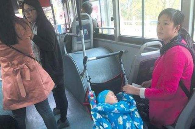 宝妈带娃坐公交被占抢座位, 随后男子的行为, 让全车的人连喊恶心