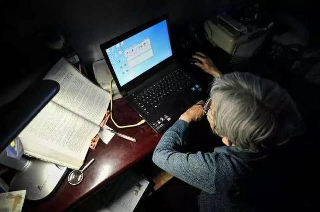 励志的81岁“学霸奶奶”本科毕业, 霸屏了微博!
