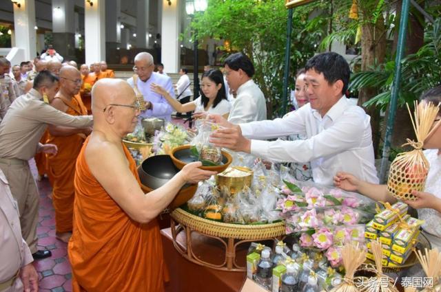 今天泰国万佛节，中、印等八国外交官员布施做功德