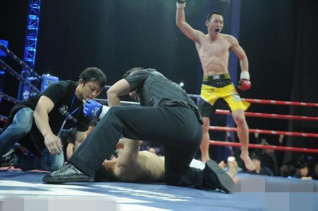 日本拳王嚣张挑衅“东北虎”惨遭21秒KO，口吐鲜血被担架抬走