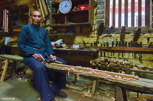 107岁老木匠从事木工70多年，今依旧精神抖擞，长寿秘密竟是这个