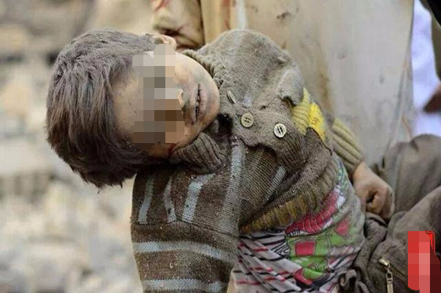 2岁男童被猪吃的只剩下骨架，母亲却在打麻将，父亲反而哈哈大笑