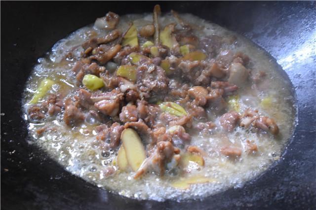 实拍农村人准备午餐，土灶上一口大铁锅，一边炒菜边劈柴