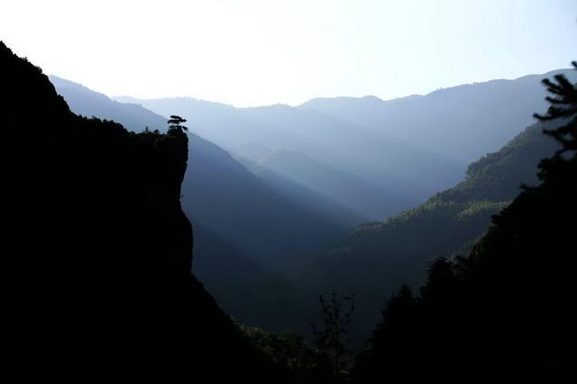 “采菊东篱下、悠然见南山”，探古访幽陶渊明种菊观山之隐居之地