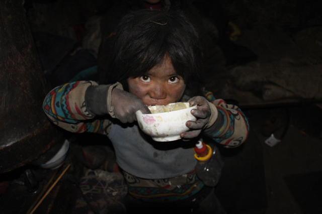 她六岁便成了孤儿，双手便是筷子，白米饭便是山珍海味