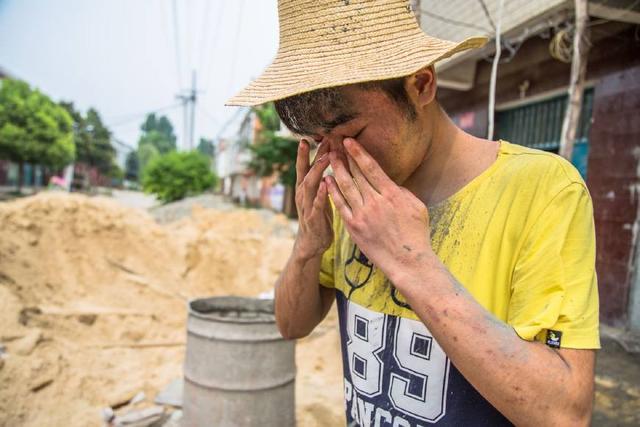 永远忘不掉，邻居妈妈换“寿衣”时，她小儿子，爬过来吃奶……