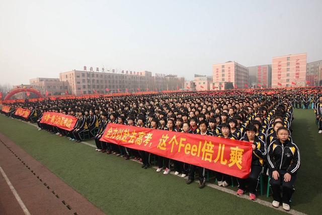 这个高中“太另类”，25个学生保送清华北大，毛坦厂中学差太远！