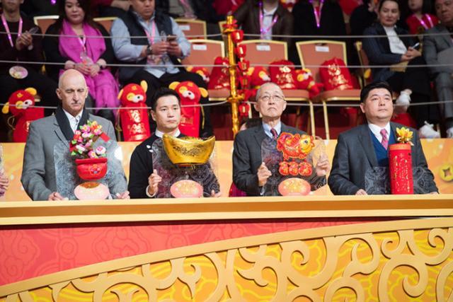 美女拳王蔡宗菊登澳门春节花车送祝福，绚丽出拳开启新年好彩头