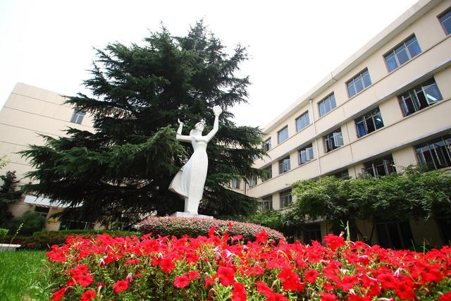 是一所应用型本科医学院校，位于中国上海！