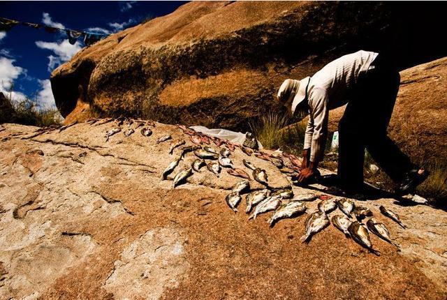 西藏唯一的渔村, 因吃鱼而曾备受歧视, 连老婆都娶不到！