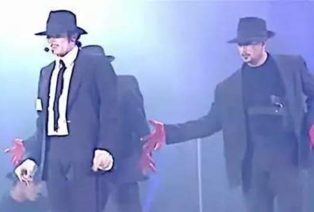 站到迈克尔杰克逊旁边伴舞的是演员徐锦江？