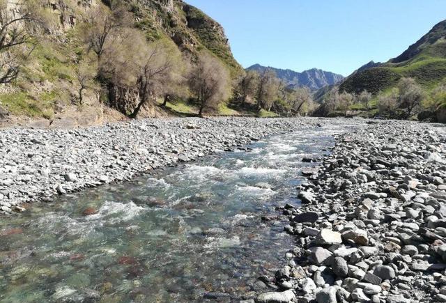 乌鲁木齐市周边徒步好地方之米东区柏杨河乡独山子村