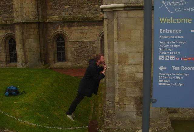 男子用两年间舌头尝遍英国所有教堂墙壁柱子的味道，挺咸的
