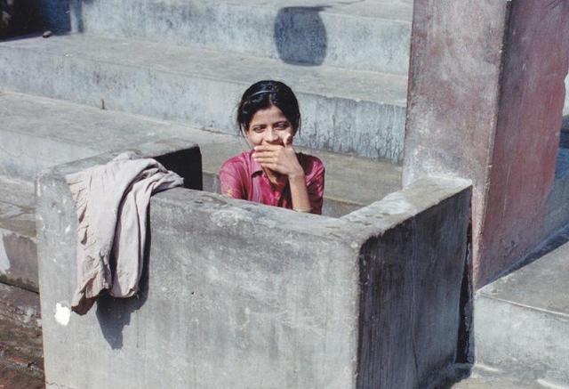 实拍：印度露天厕所，不管男女随地大小便，女人露天如厕常被侵犯