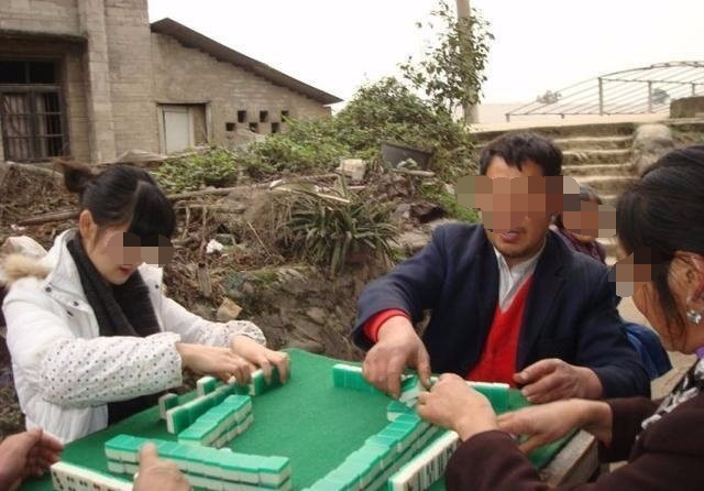 2岁男童被猪吃的只剩下骨架,母亲却在打麻将,父亲反而哈哈大笑