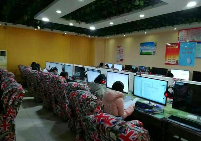 大学期末考试临近，网吧沦陷为自习室！打游戏的同学反而不敢出声