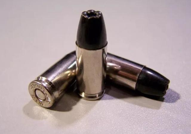 美军新式手枪颜值超高甩国产手枪三条街：特种子弹却令人不寒而栗