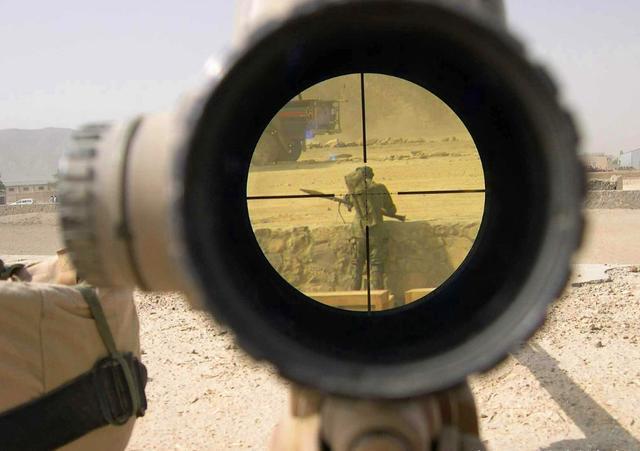 狙击手的瞄准镜里的视野竟然如此的清晰，一枪毙命不在话下！