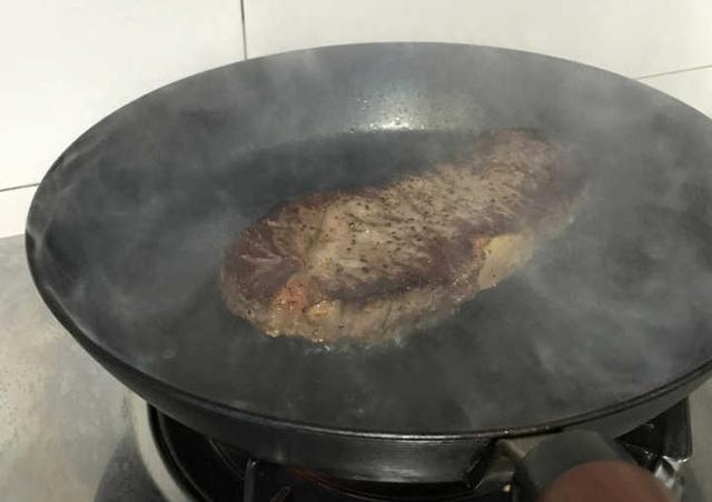 为什么饭店的大铁锅从来都不粘锅？