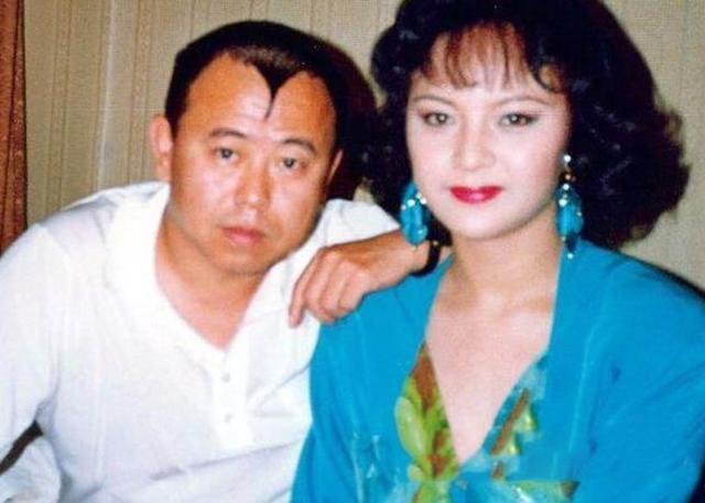 60岁潘长江和34岁女儿近照，网友：多亏漂亮老婆给他改善了基因