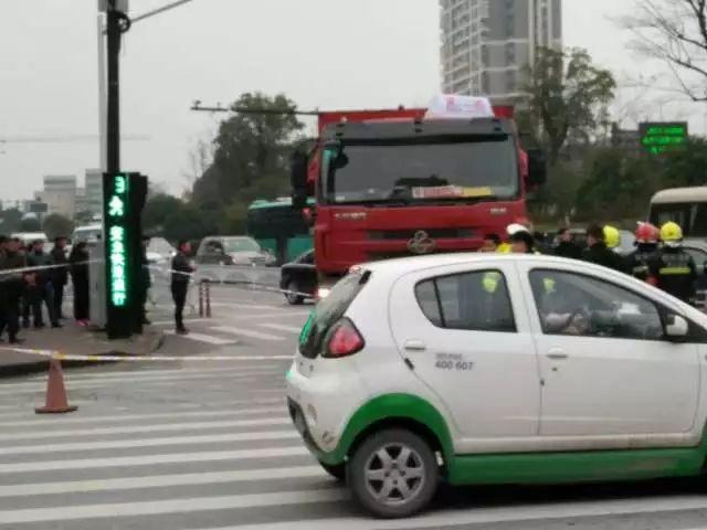 杭州爷爷骑车接孙女放学，双双被工程车撞倒身亡现场哭声令人心碎