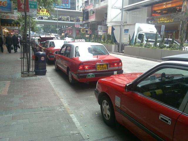 这个内地小香港曾用新款皇冠作出租车，豪车之都牧民放羊都用路虎