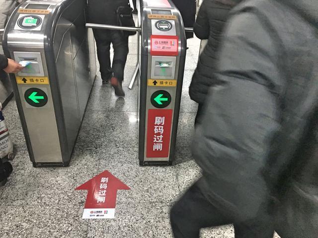 “落后”的大上海, 地铁刚刚开通刷“支付宝”坐车, 却几乎没人用