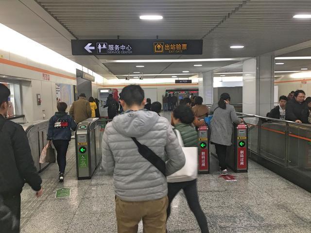 “落后”的大上海, 地铁刚刚开通刷“支付宝”坐车, 却几乎没人用