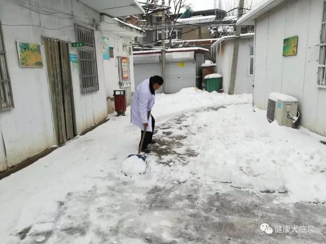 暴雪再度来袭，临泉卫计系统积极清除积雪！