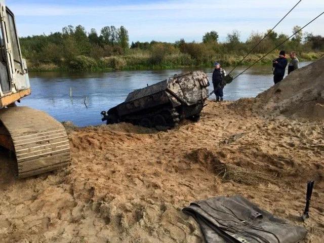 二战德军一装甲车沉入河底70多年，打捞上来后令人啧啧称赞