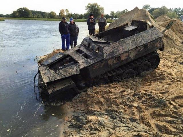 二战德军一装甲车沉入河底70多年，打捞上来后令人啧啧称赞