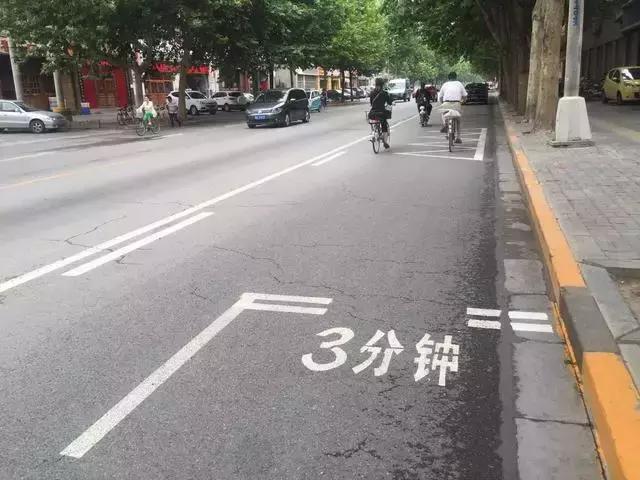 交通部门提醒：马路上又添新标线！轧一下100元和3分就没了！