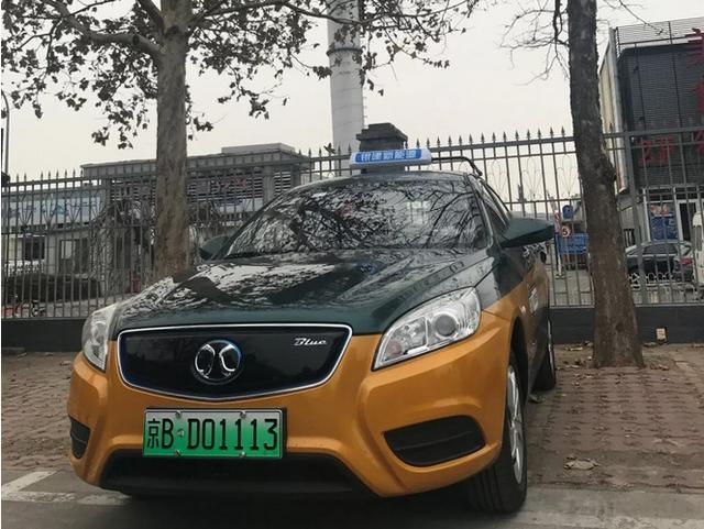 北汽新能源EV160车主获得北京市第一张“绿牌”