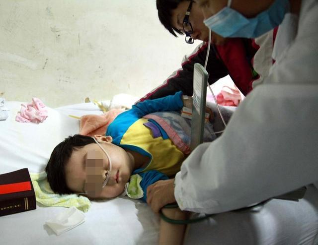 3 岁男孩深夜喘息猝死，抢救无效，医生指责家长不配为父母！