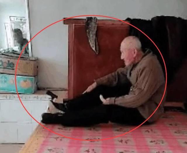 80岁儿子照顾103岁父亲，儿子给父亲穿袜子的时候再也忍不住了！