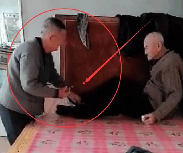 80岁儿子照顾103岁父亲，儿子给父亲穿袜子的时候再也忍不住了！