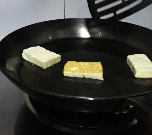 为什么饭店的大铁锅从来都不粘锅？
