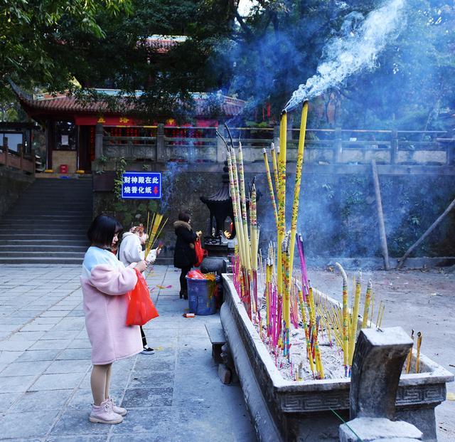 绵阳圣水寺——现代雕塑的展览馆