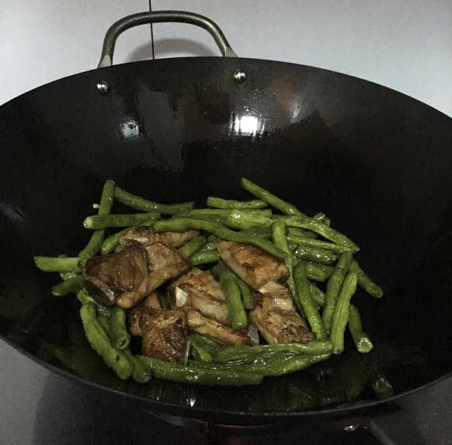 为什么饭店的大铁锅从来都不粘锅？