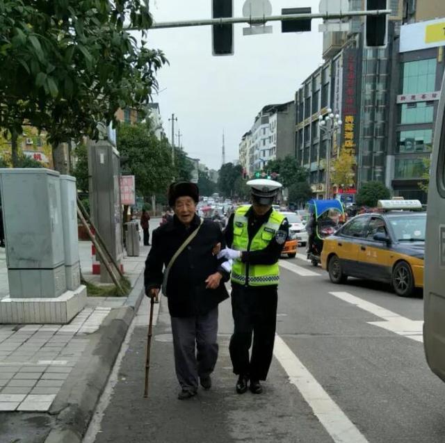 营山助人为乐好交警，搀扶老人受人赞