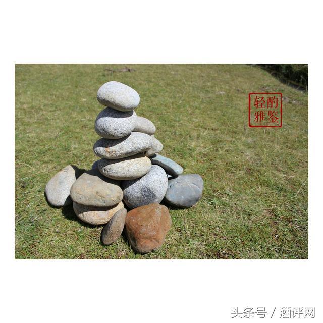 在西藏，路边一个个用石头推起的小石堆叫什么，有什么寓意吗？